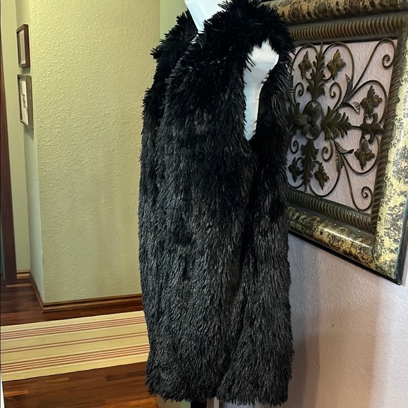❇️NWOT Angie Black Luxurious Faux Fur Vest - Stunning/ longer length Sz L - Picture 5 of 12